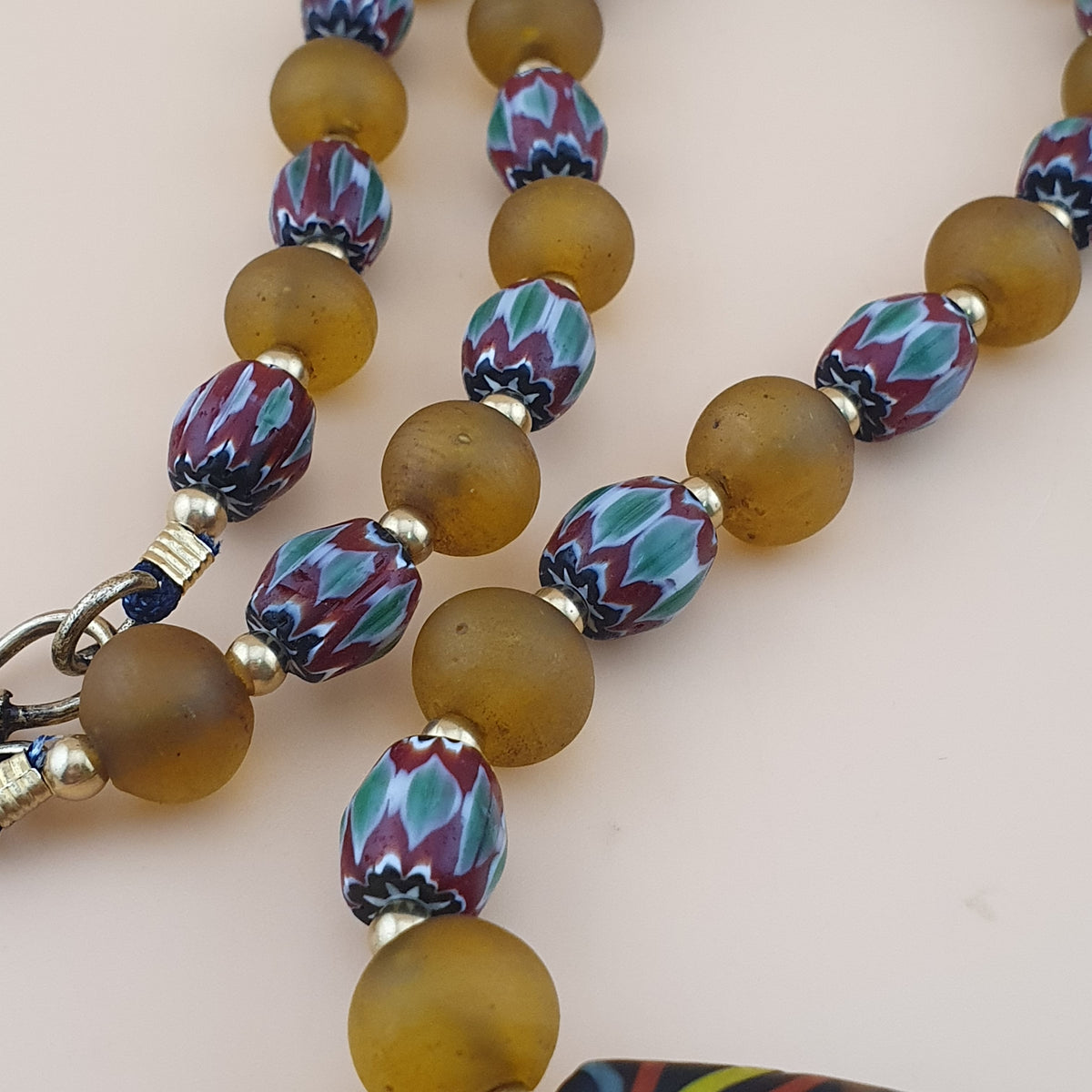 Collier de perles vénitiennes style africain chevron et verre jaune vintage