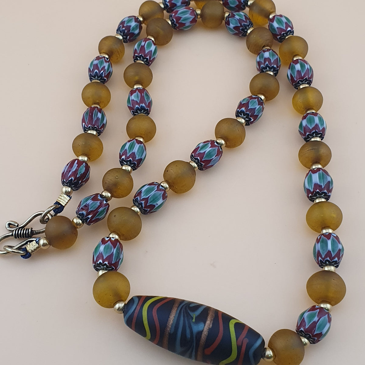 Collier de perles vénitiennes style africain chevron et verre jaune vintage