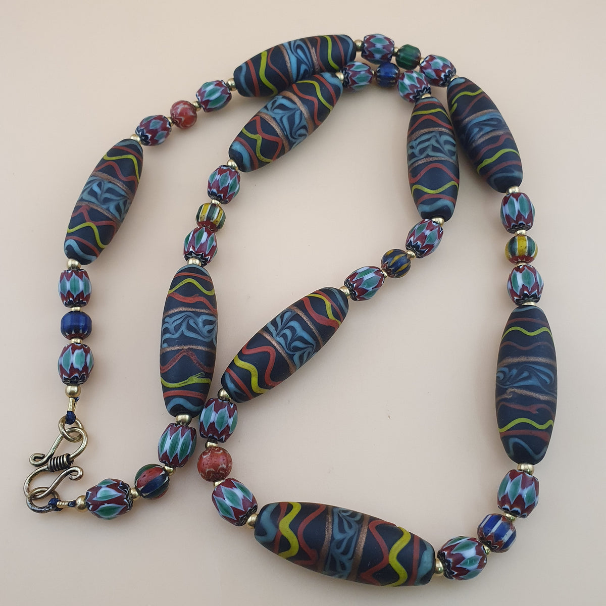 Collier en verre et perles de verre chevrons faits main, style vénitien vintage
