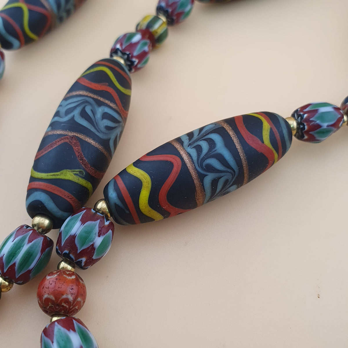 Collier en verre et perles de verre chevrons faits main, style vénitien vintage