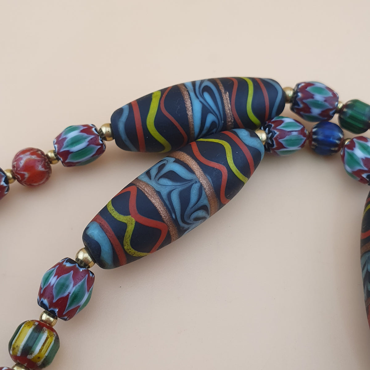 Collier en verre et perles de verre chevrons faits main, style vénitien vintage