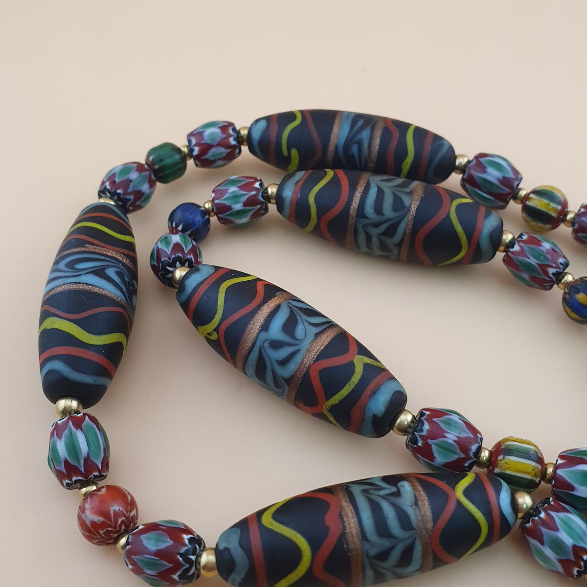 Collier en verre et perles de verre chevrons faits main, style vénitien vintage