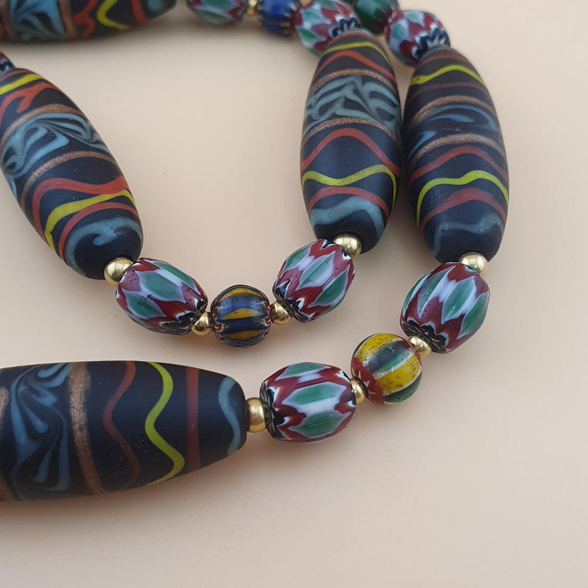Collier en verre et perles de verre chevrons faits main, style vénitien vintage