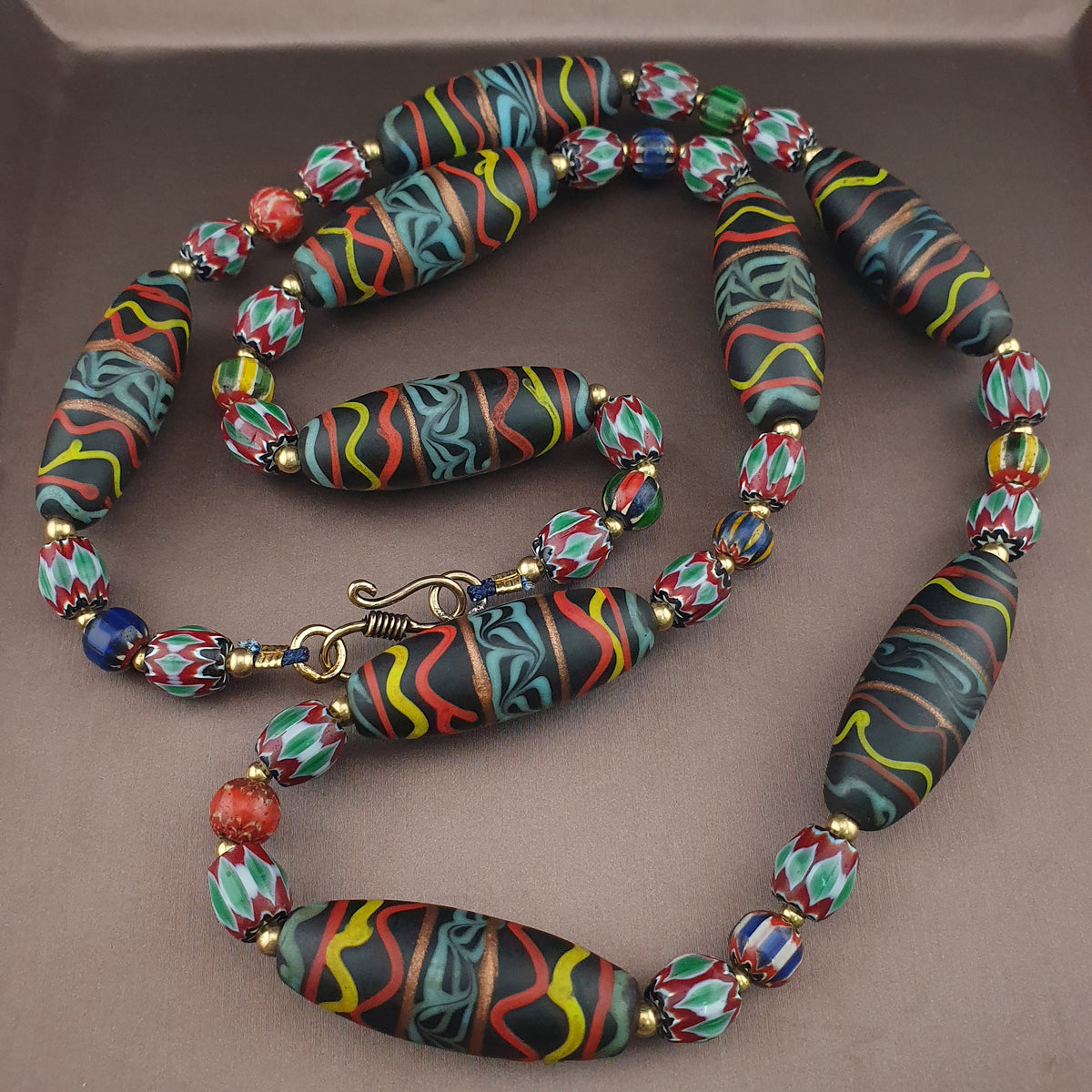 Collier en verre et perles de verre chevrons faits main, style vénitien vintage
