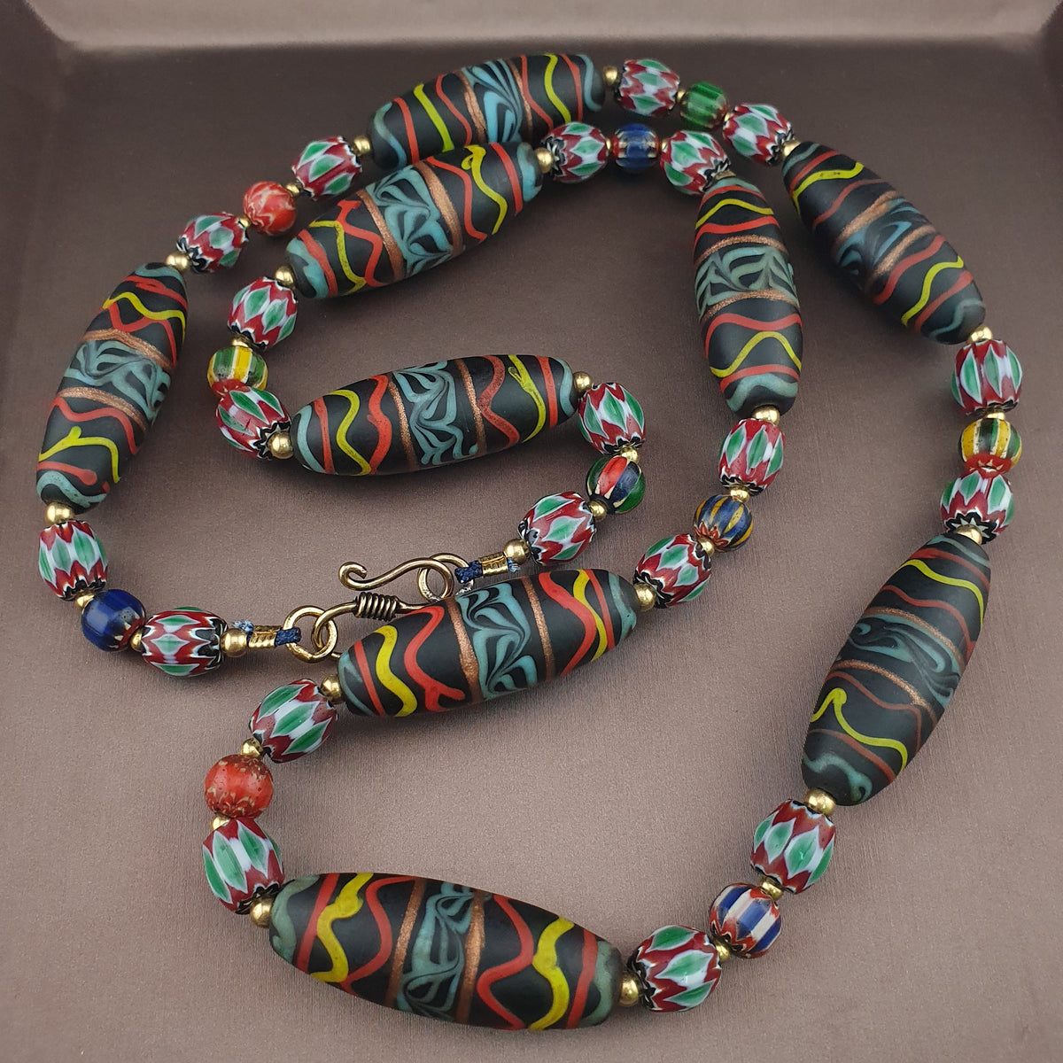 Collier en verre et perles de verre chevrons faits main, style vénitien vintage