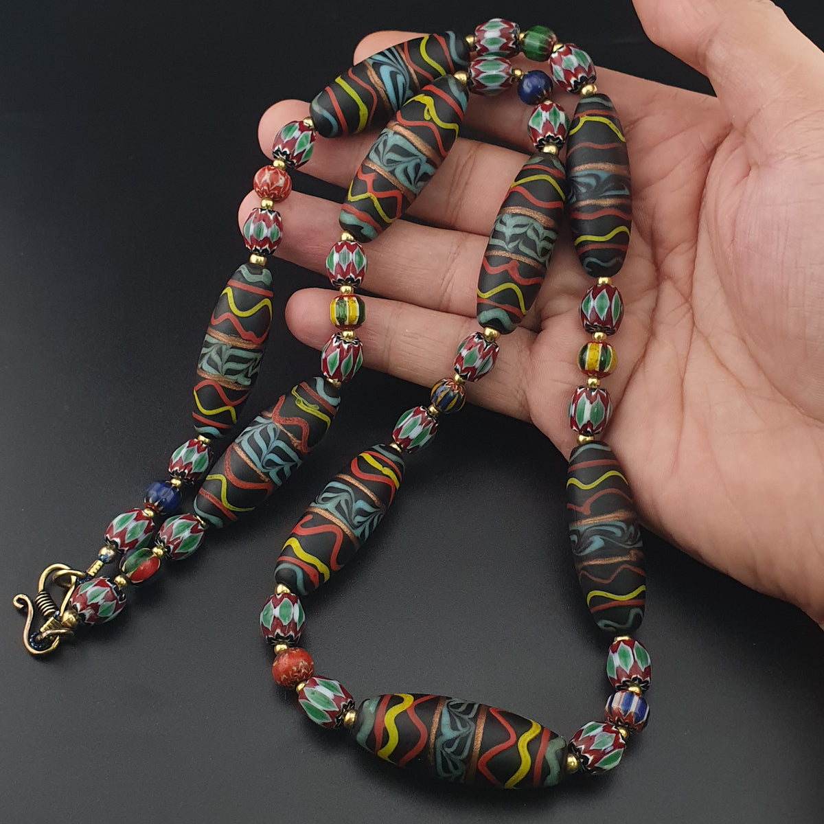 Collier en verre et perles de verre chevrons faits main, style vénitien vintage