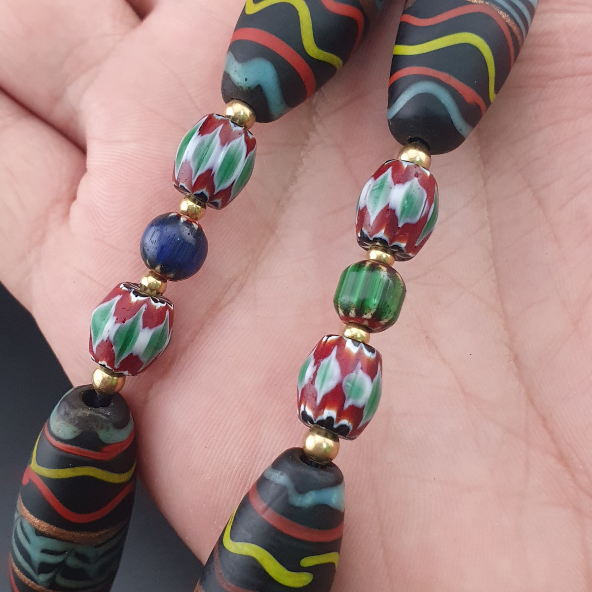 Collier en verre et perles de verre chevrons faits main, style vénitien vintage