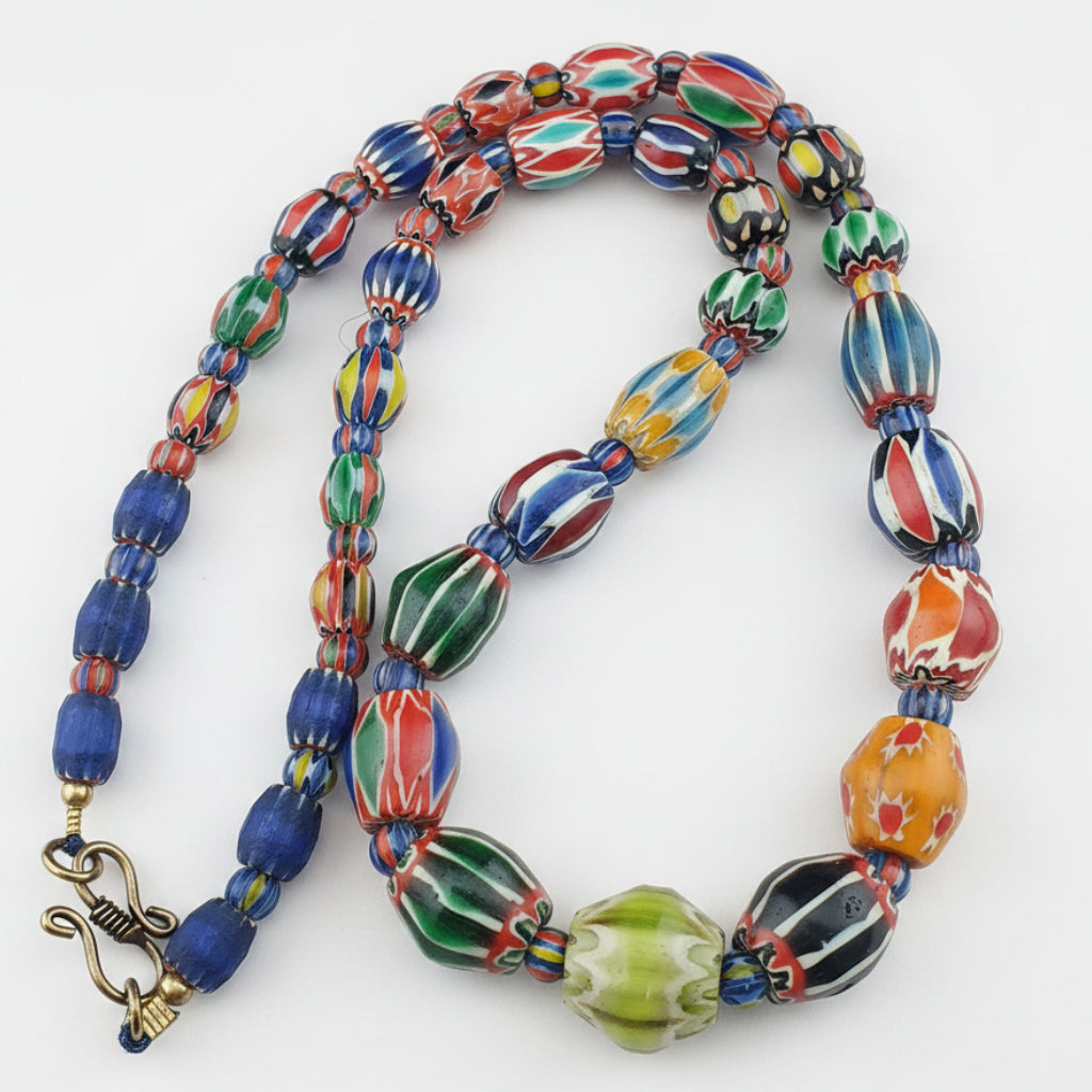 Collier de perles de verre antiques vénitiennes à chevrons multicolores
