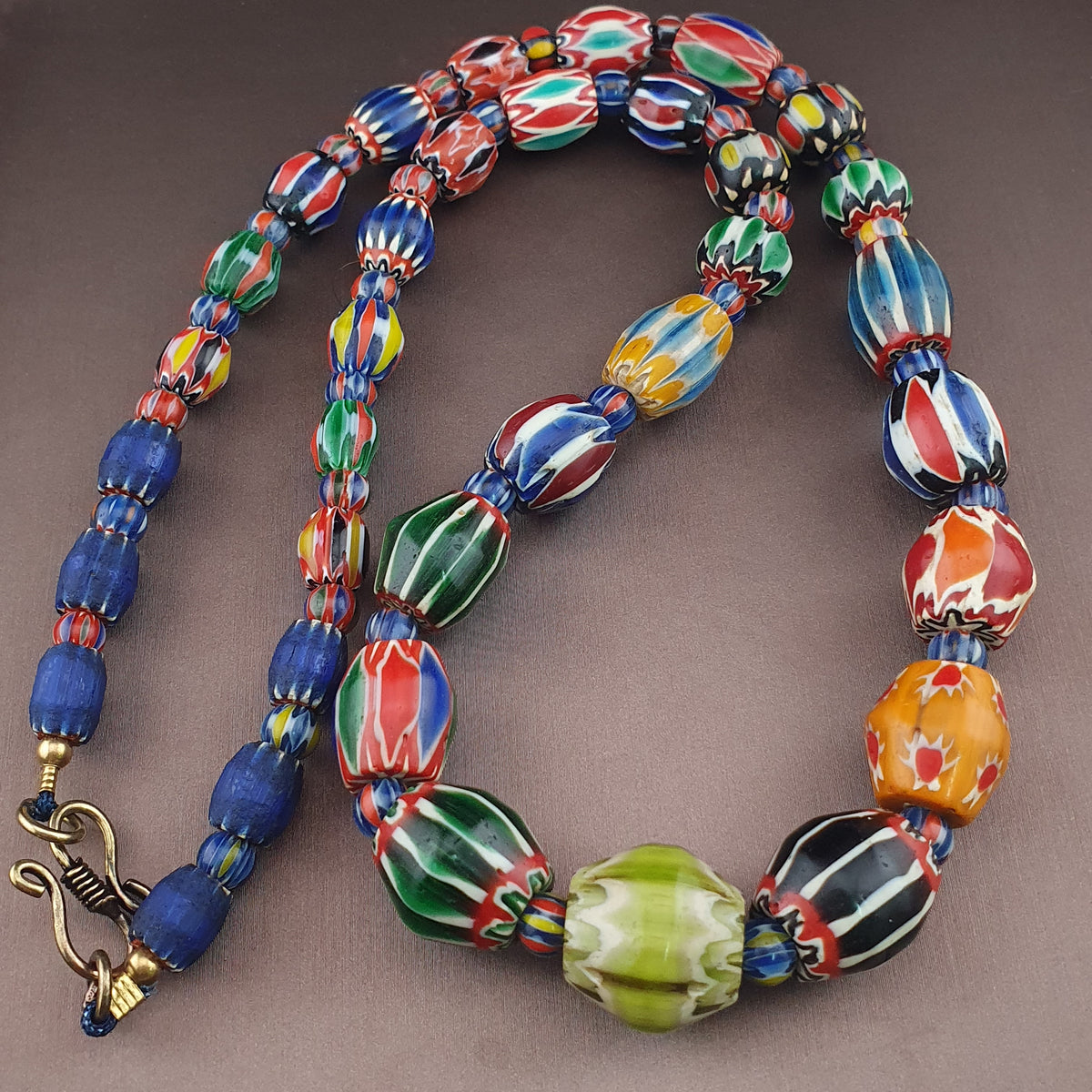 Collier de perles de verre antiques vénitiennes à chevrons multicolores