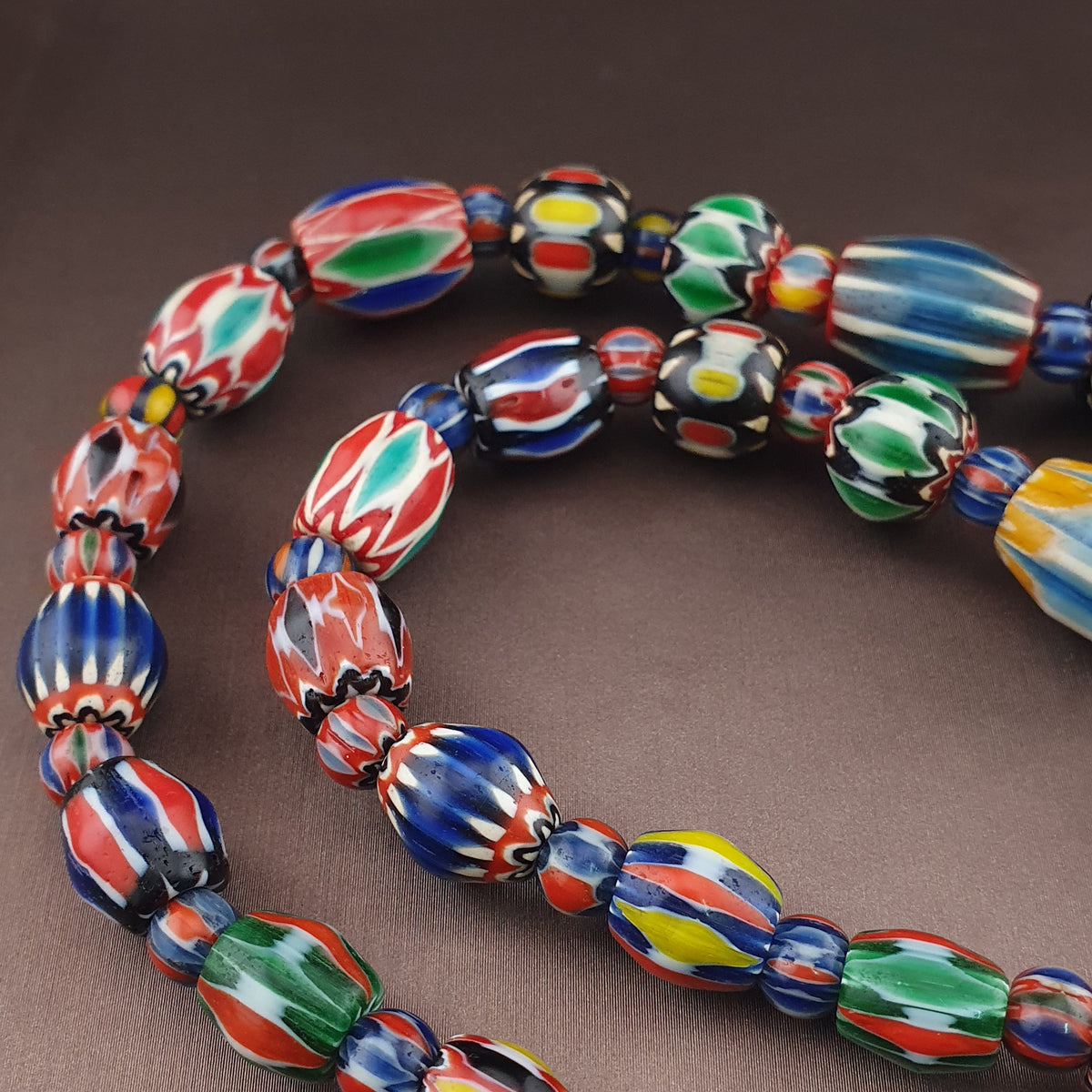 Collier de perles de verre antiques vénitiennes à chevrons multicolores