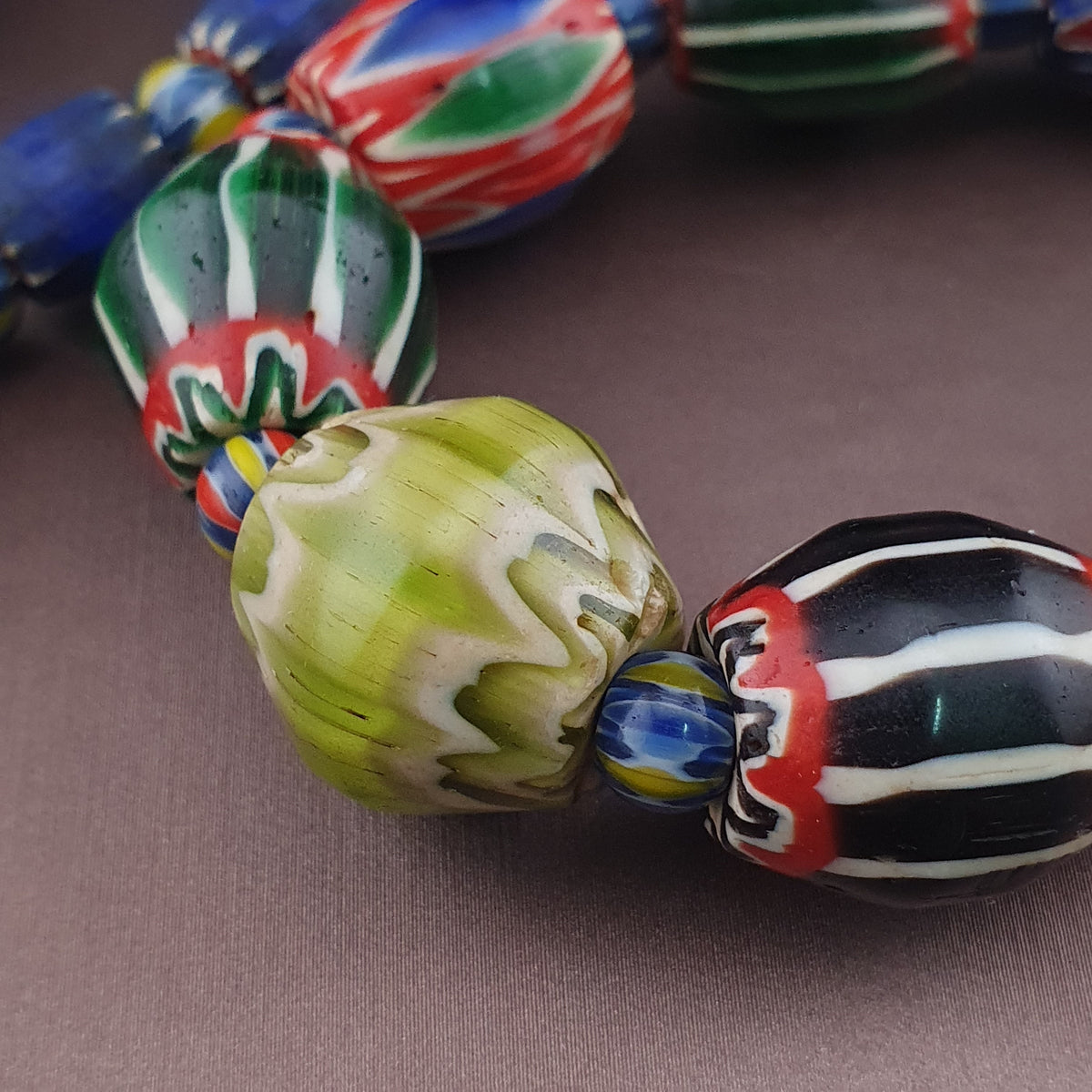 Collier de perles de verre antiques vénitiennes à chevrons multicolores