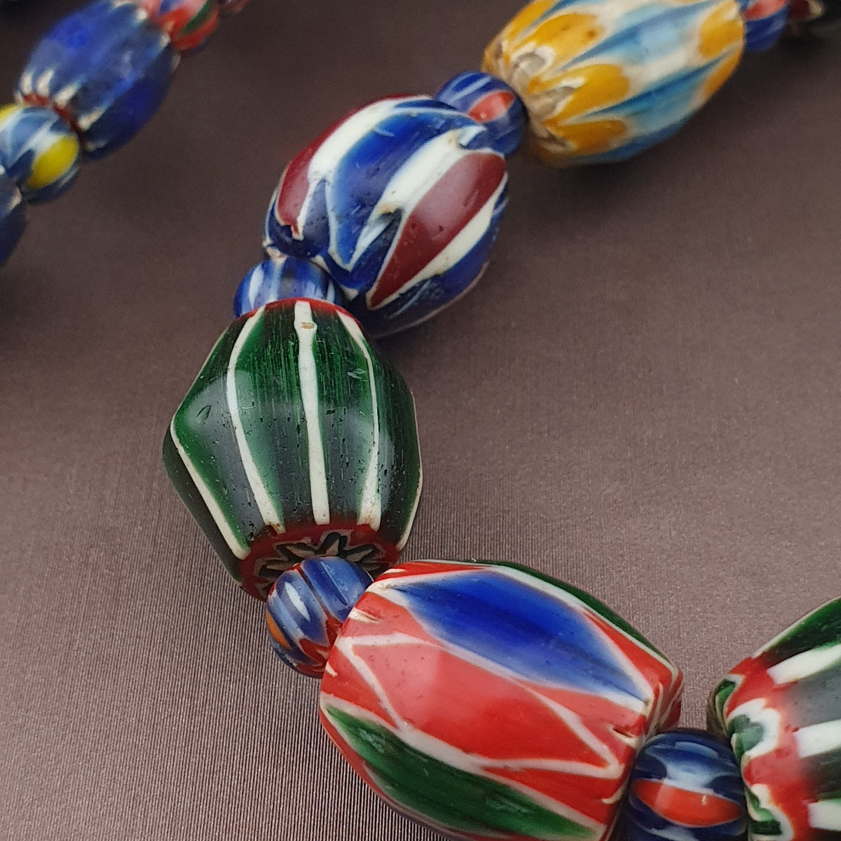 Collier de perles de verre antiques vénitiennes à chevrons multicolores