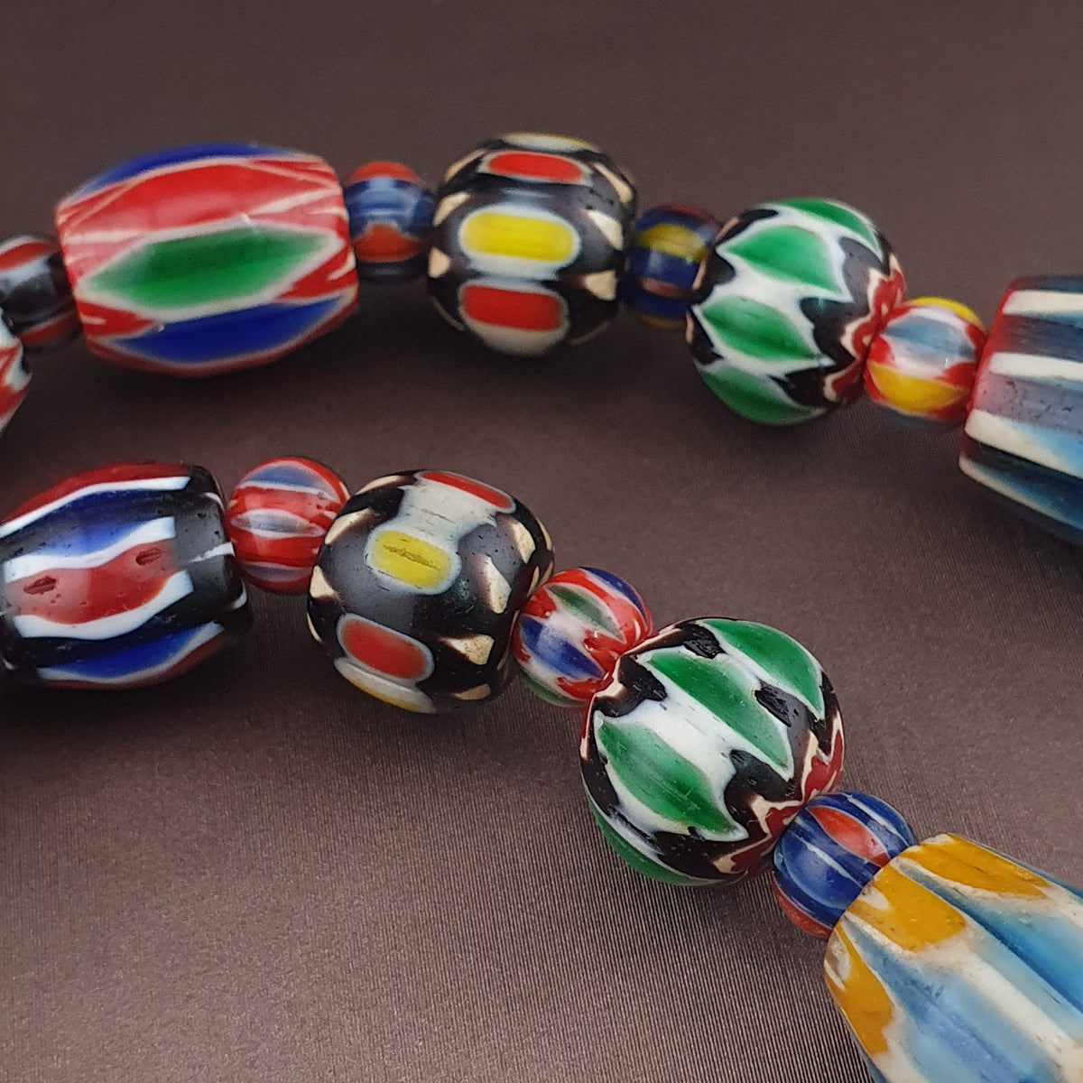 Collier de perles de verre antiques vénitiennes à chevrons multicolores
