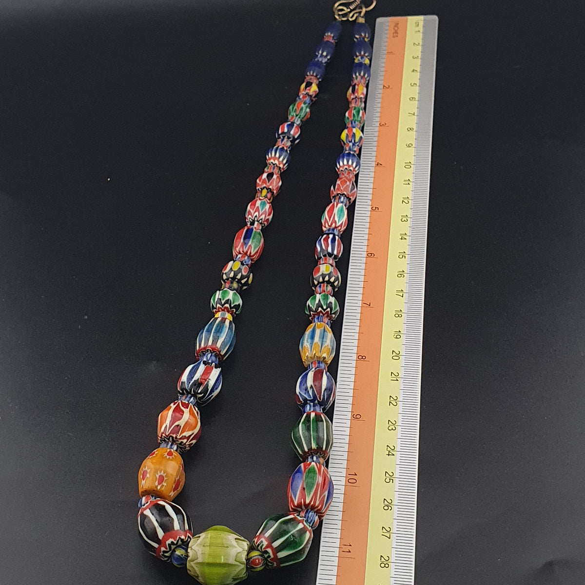 Collier de perles de verre antiques vénitiennes à chevrons multicolores