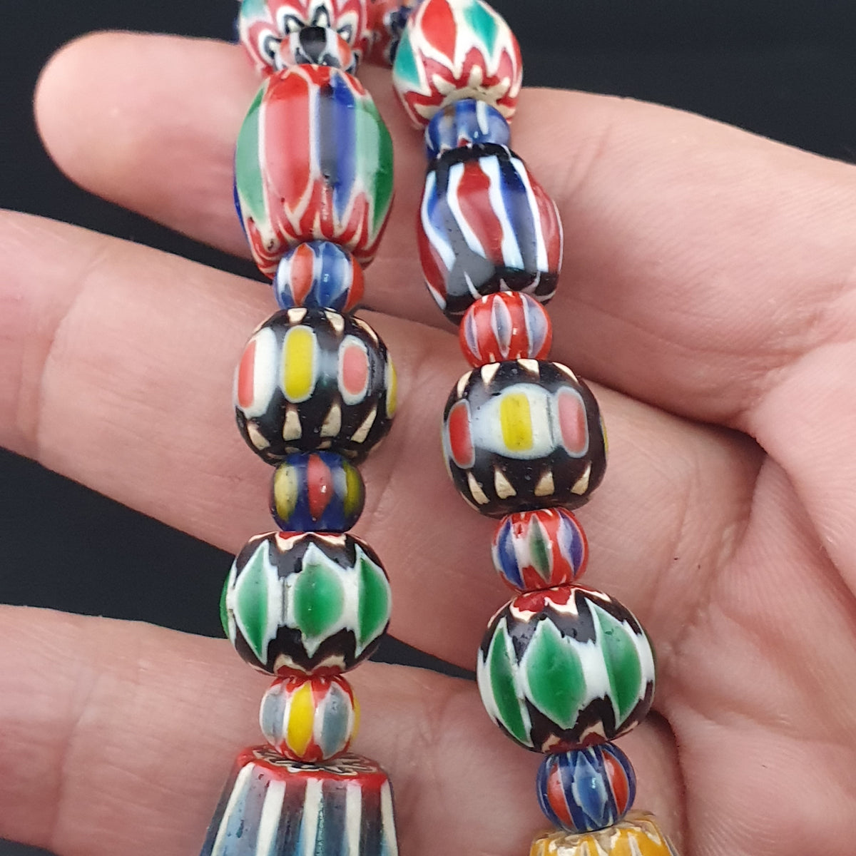 Collier de perles de verre antiques vénitiennes à chevrons multicolores
