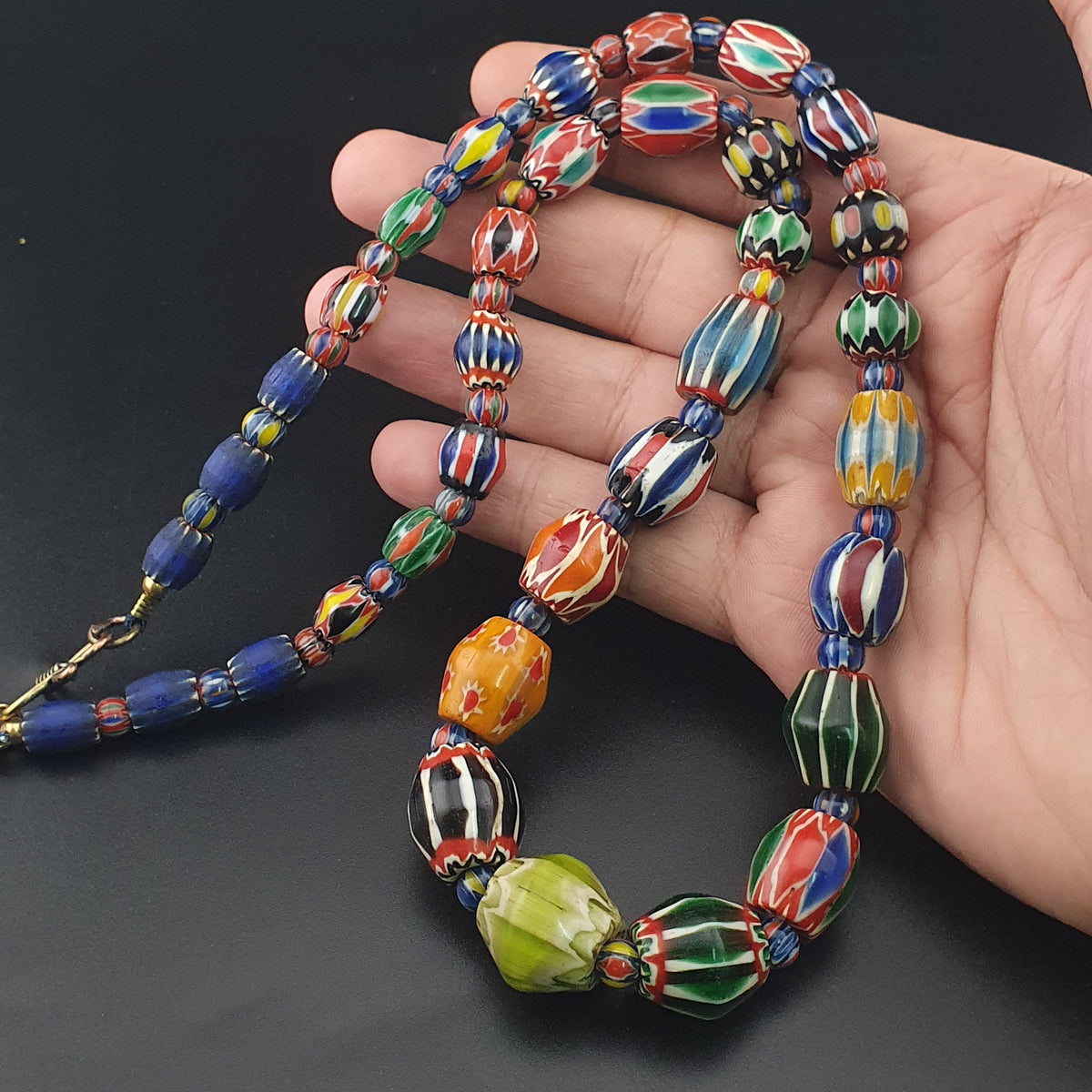 Collier de perles de verre antiques vénitiennes à chevrons multicolores