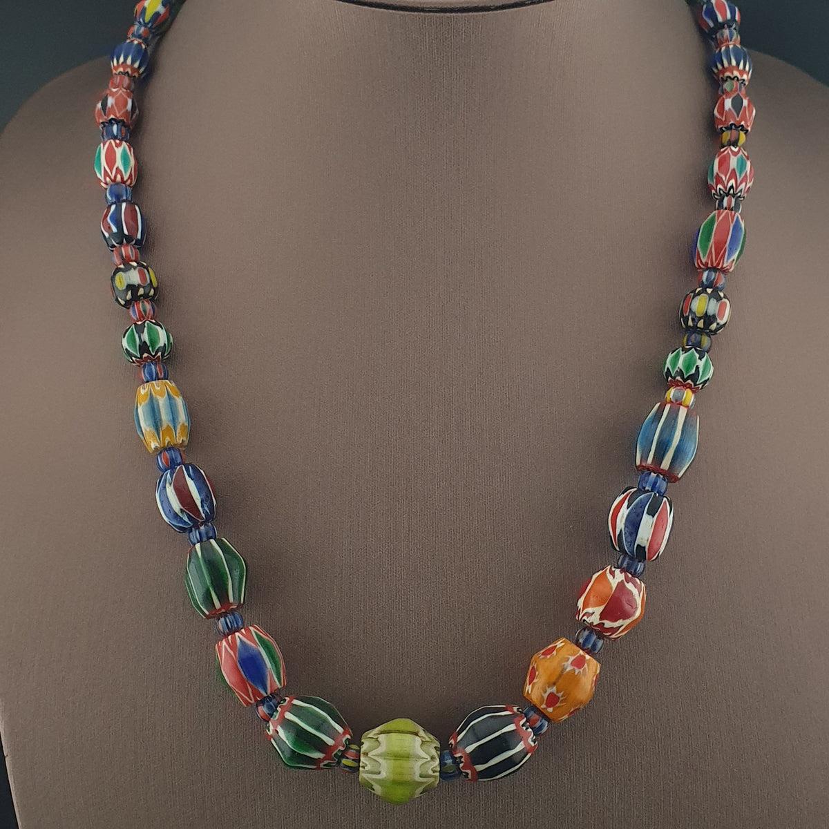 Collier de perles de verre antiques vénitiennes à chevrons multicolores