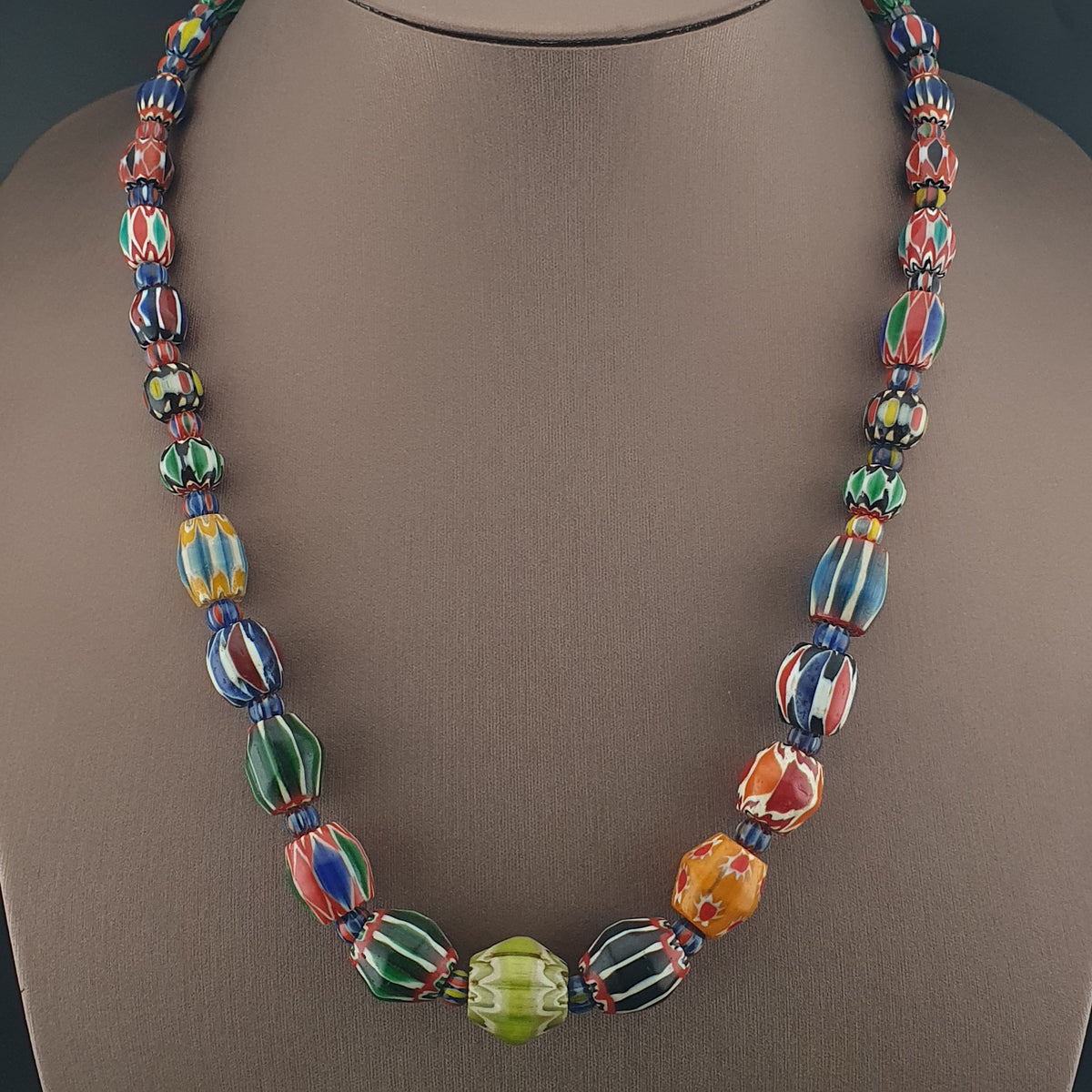 Collier de perles de verre antiques vénitiennes à chevrons multicolores