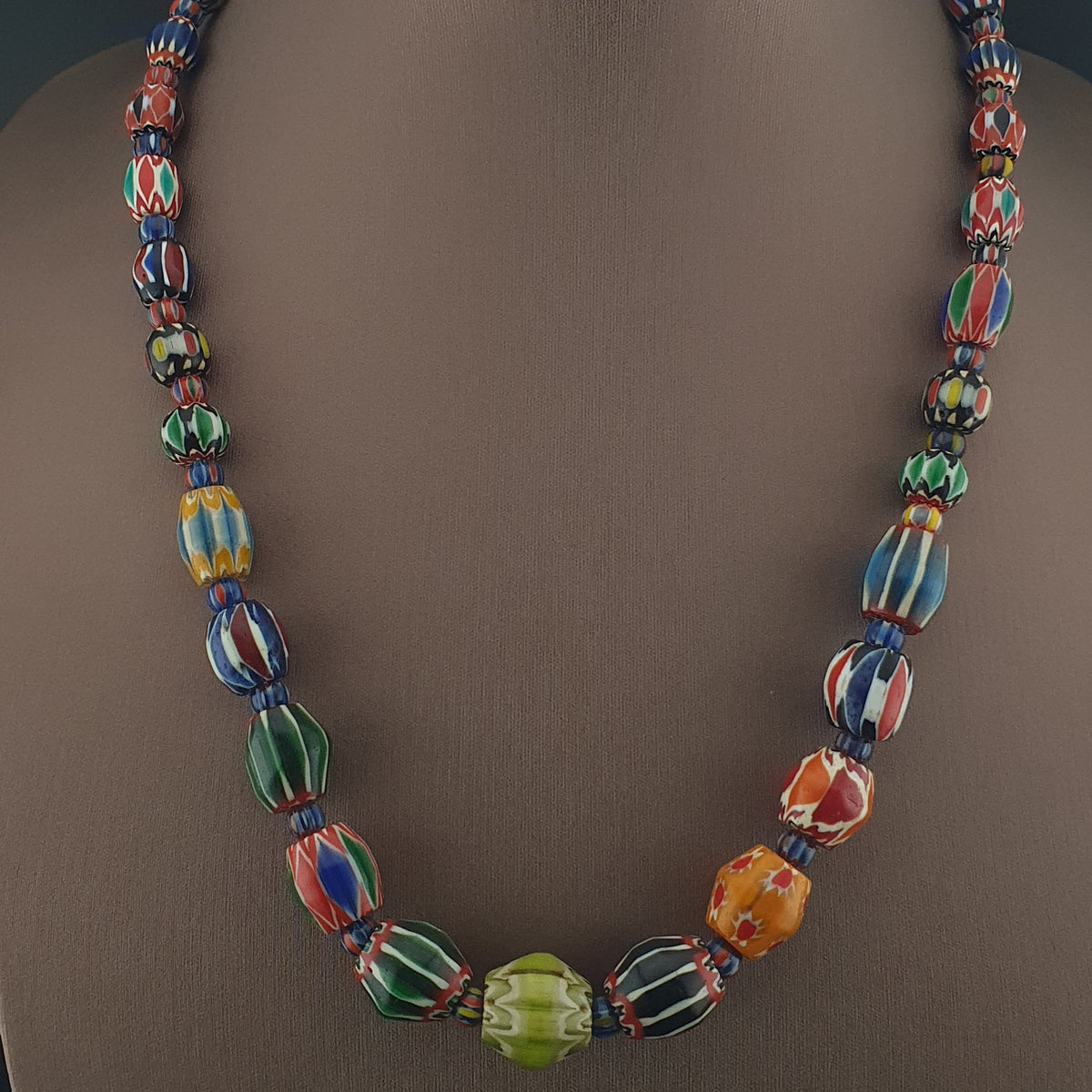 Collier de perles de verre antiques vénitiennes à chevrons multicolores
