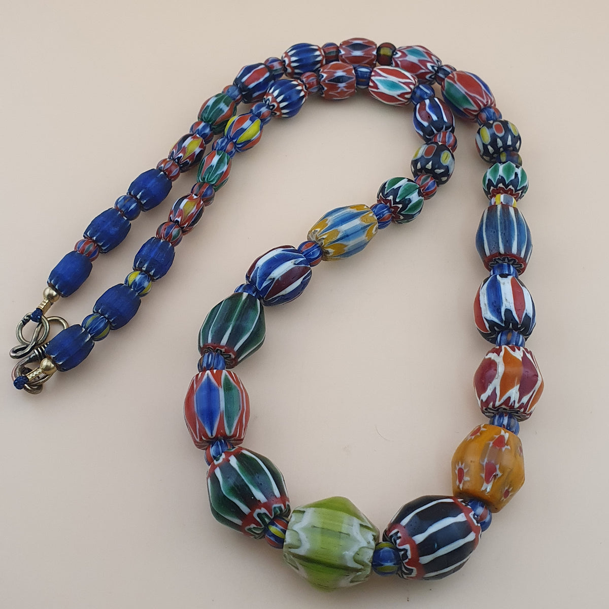 Collier de perles de verre antiques vénitiennes à chevrons multicolores