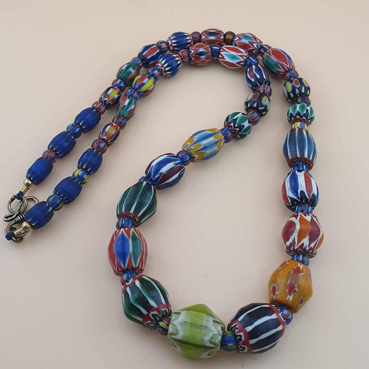 Collier de perles de verre antiques vénitiennes à chevrons multicolores