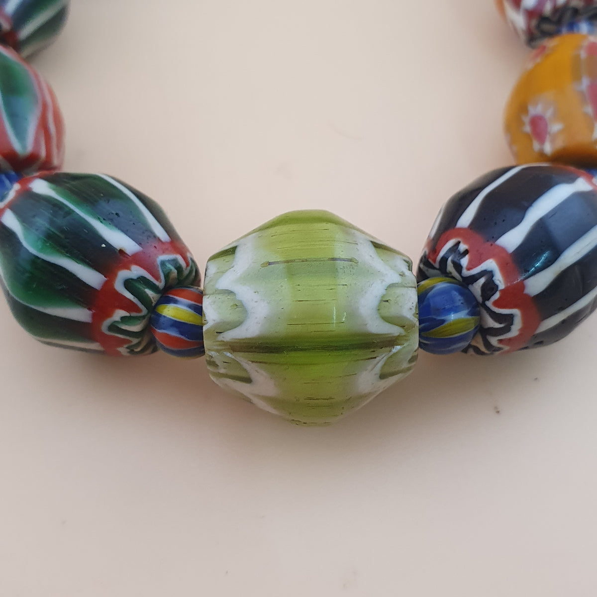 Collier de perles de verre antiques vénitiennes à chevrons multicolores