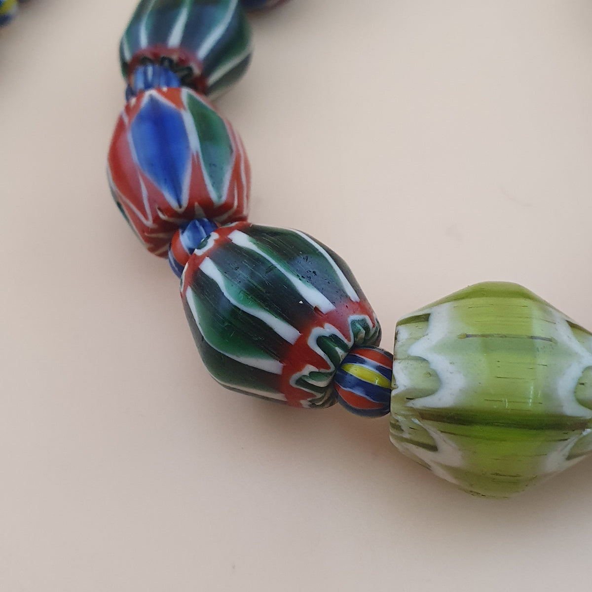 Collier de perles de verre antiques vénitiennes à chevrons multicolores