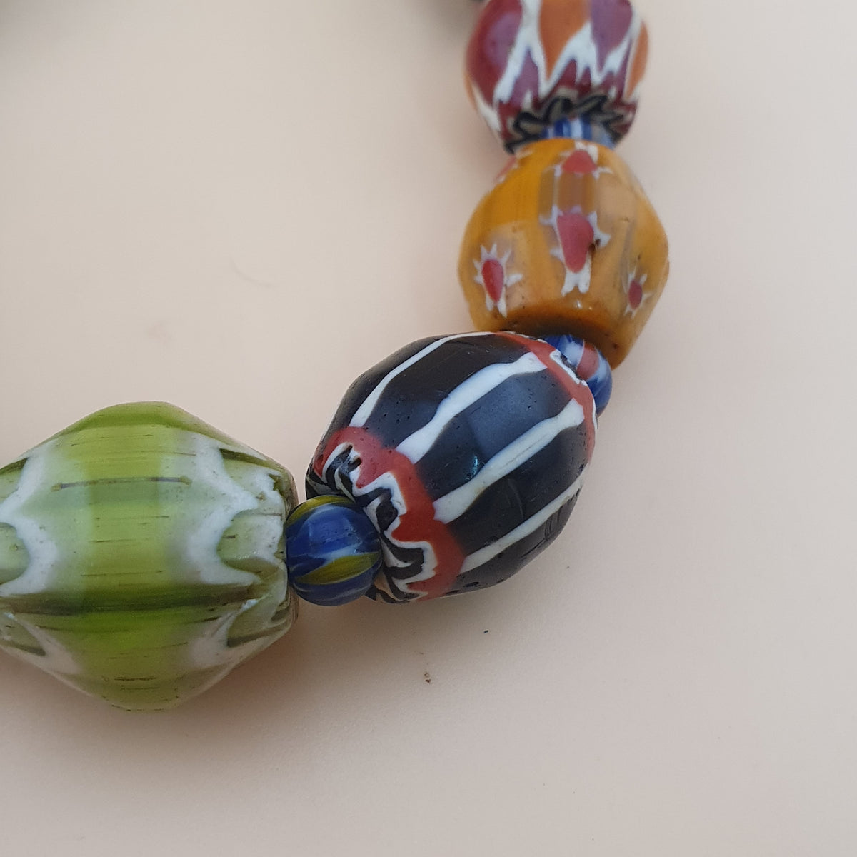 Collier de perles de verre antiques vénitiennes à chevrons multicolores
