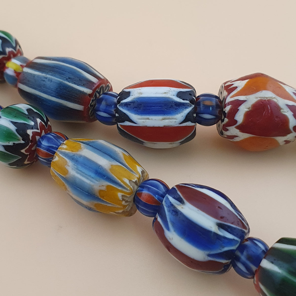 Collier de perles de verre antiques vénitiennes à chevrons multicolores