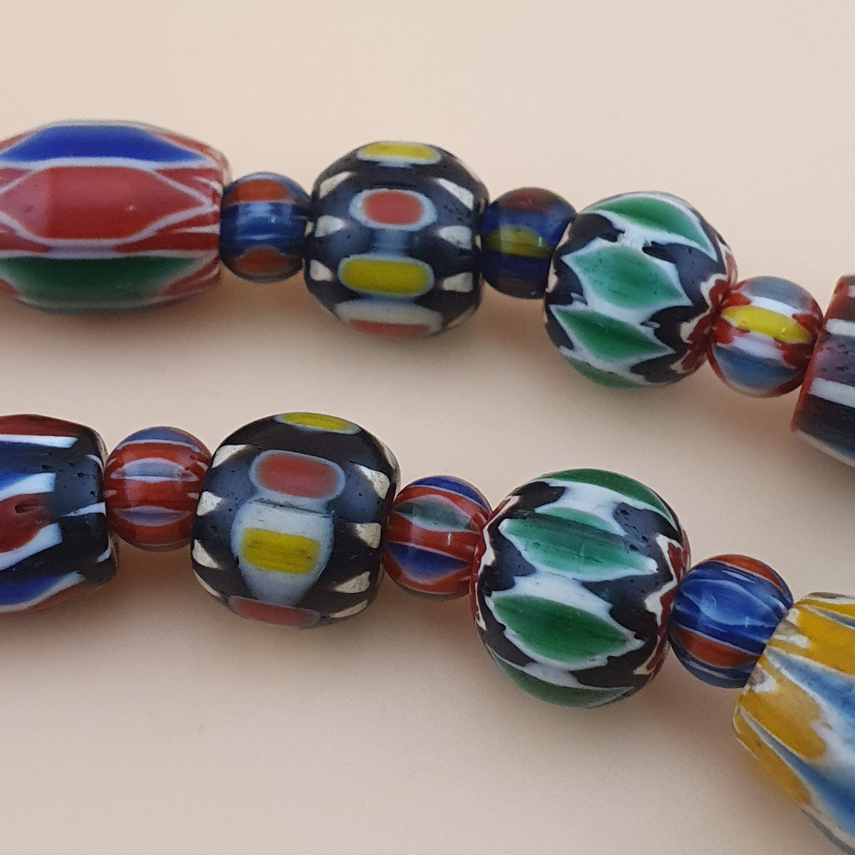 Collier de perles de verre antiques vénitiennes à chevrons multicolores
