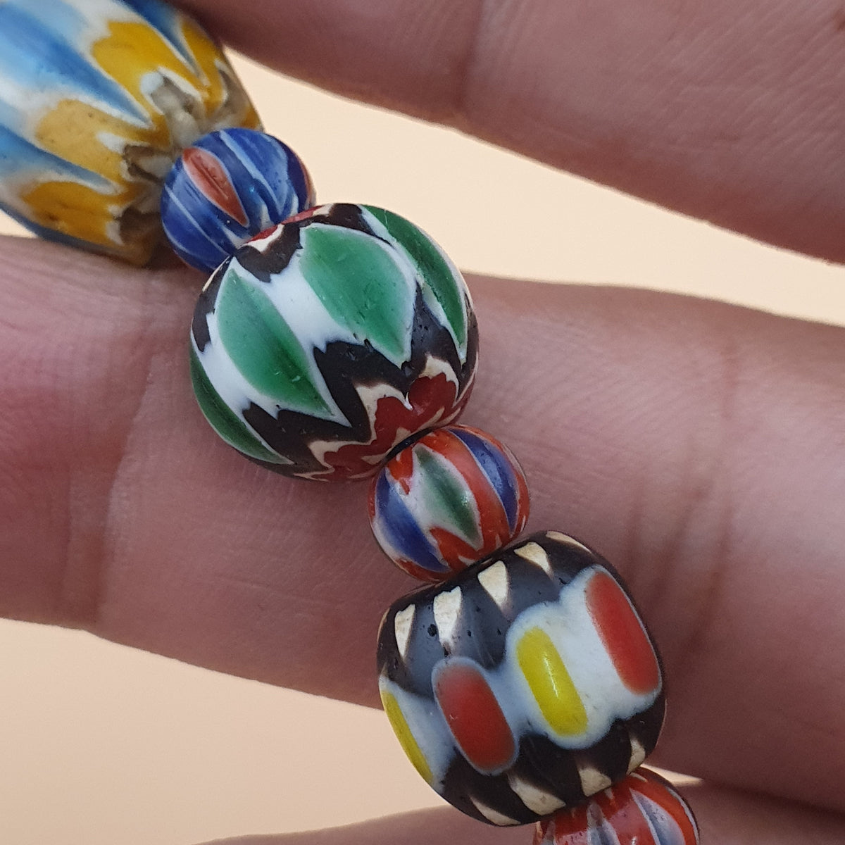 Collier de perles de verre antiques vénitiennes à chevrons multicolores