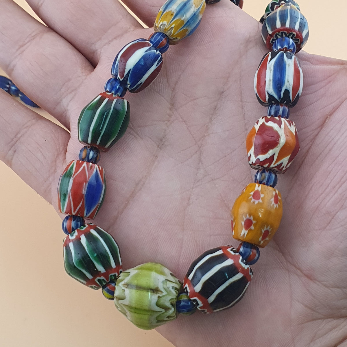 Collier de perles de verre antiques vénitiennes à chevrons multicolores