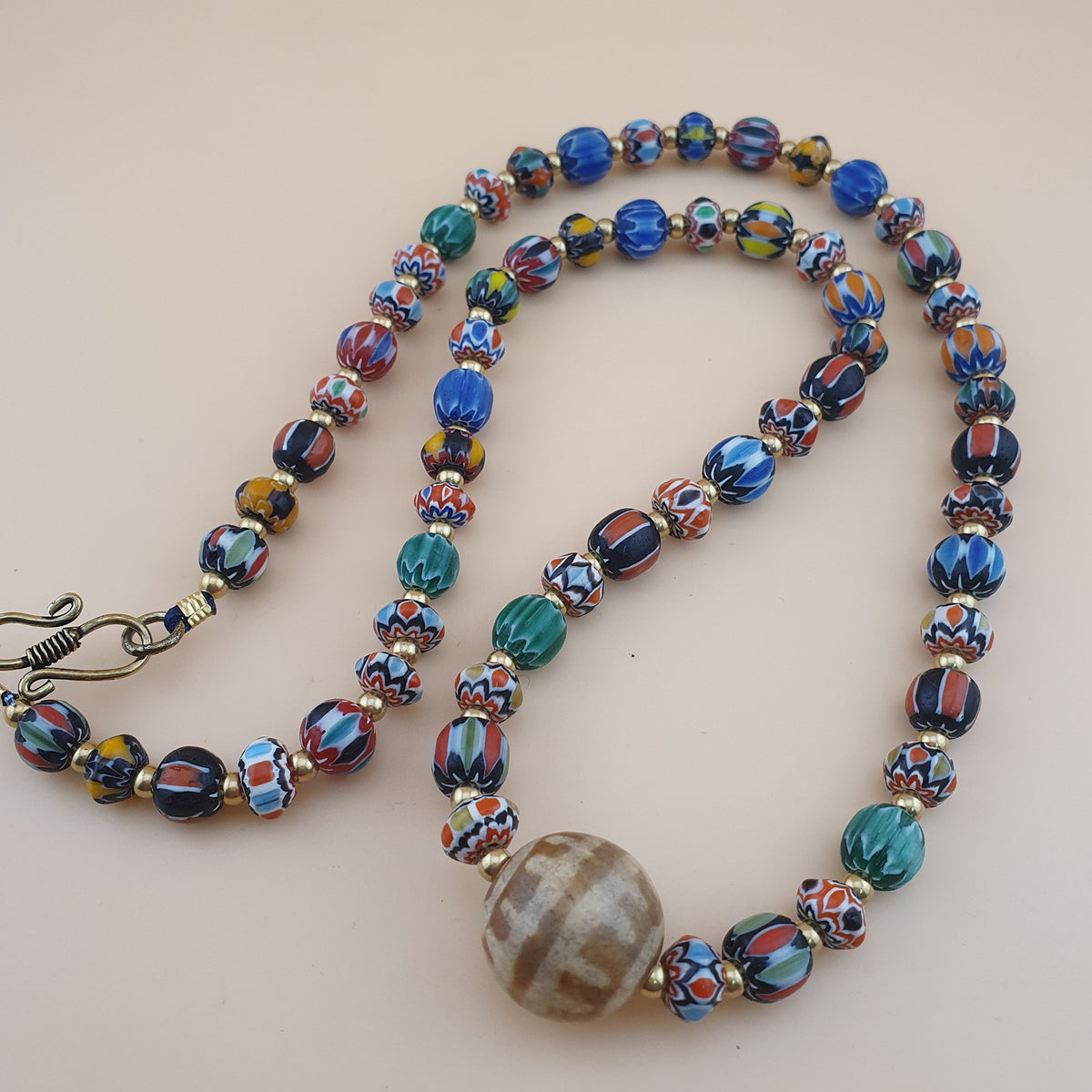 Collier pendentif Pumtek Pyu en verre Chevron multicouche style vénitien vintage