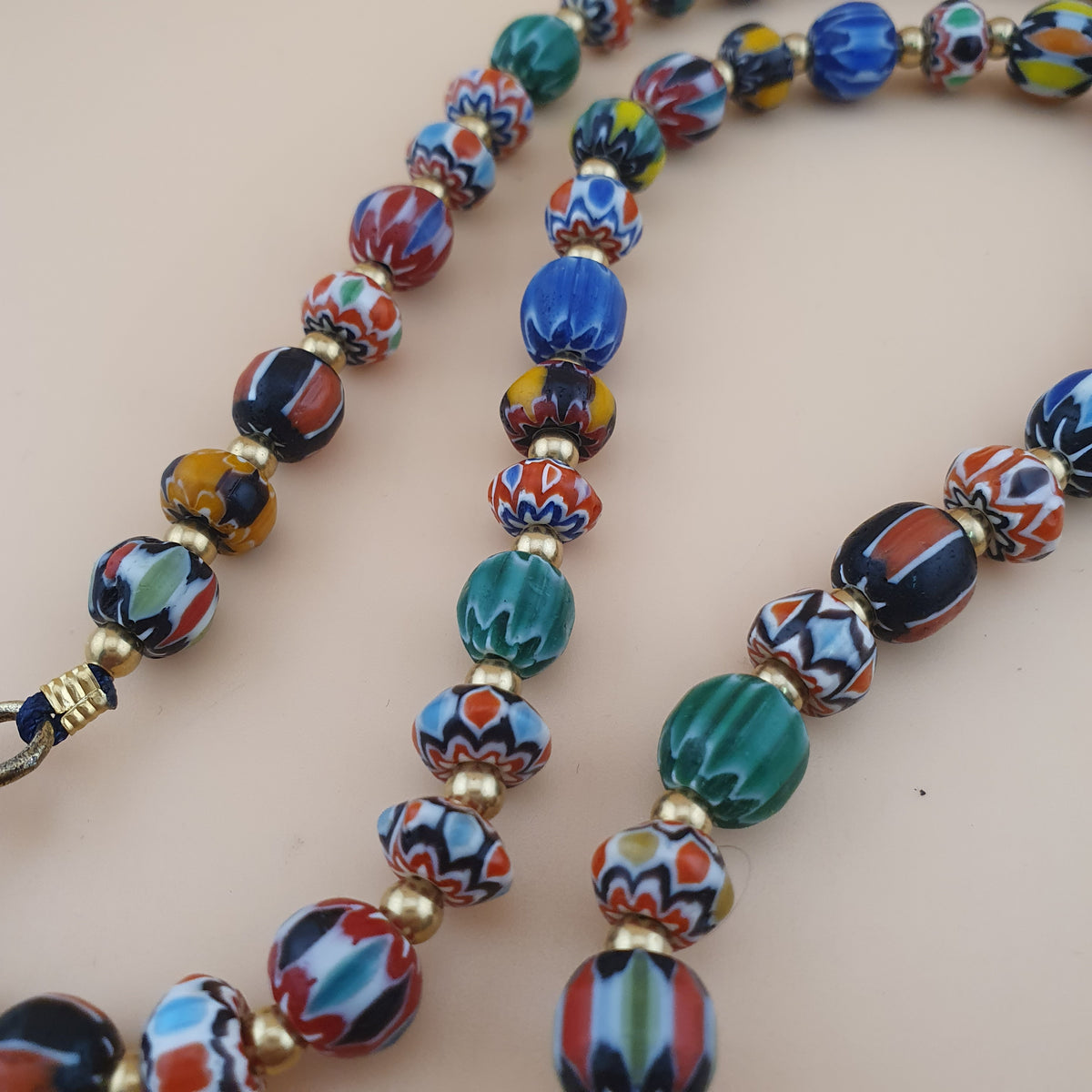 Collier pendentif Pumtek Pyu en verre Chevron multicouche style vénitien vintage
