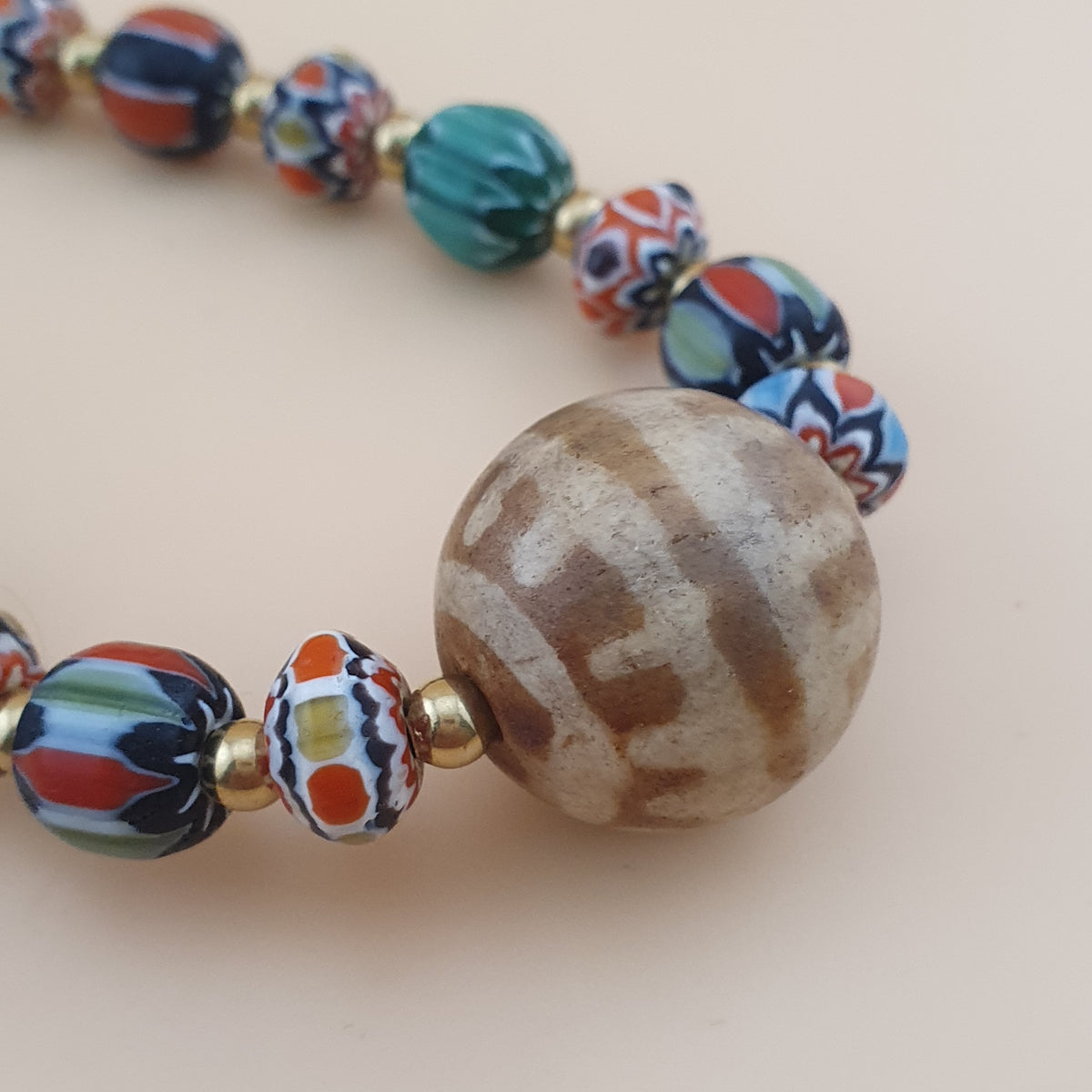 Collier pendentif Pumtek Pyu en verre Chevron multicouche style vénitien vintage