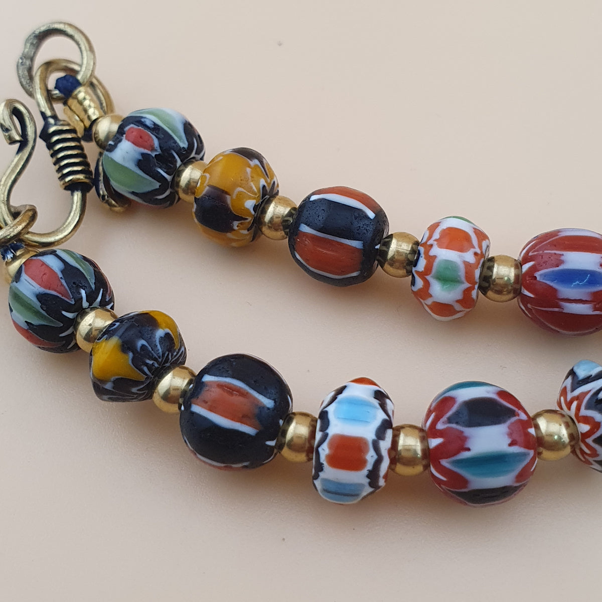 Collier pendentif Pumtek Pyu en verre Chevron multicouche style vénitien vintage