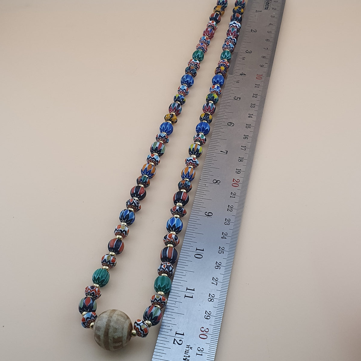 Collier pendentif Pumtek Pyu en verre Chevron multicouche style vénitien vintage