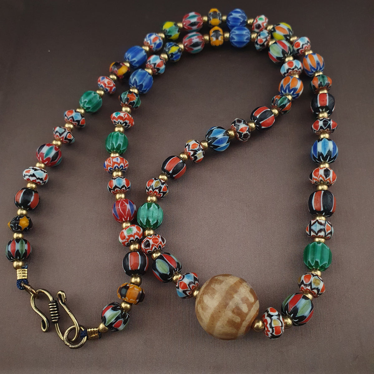 Collier pendentif Pumtek Pyu en verre Chevron multicouche style vénitien vintage
