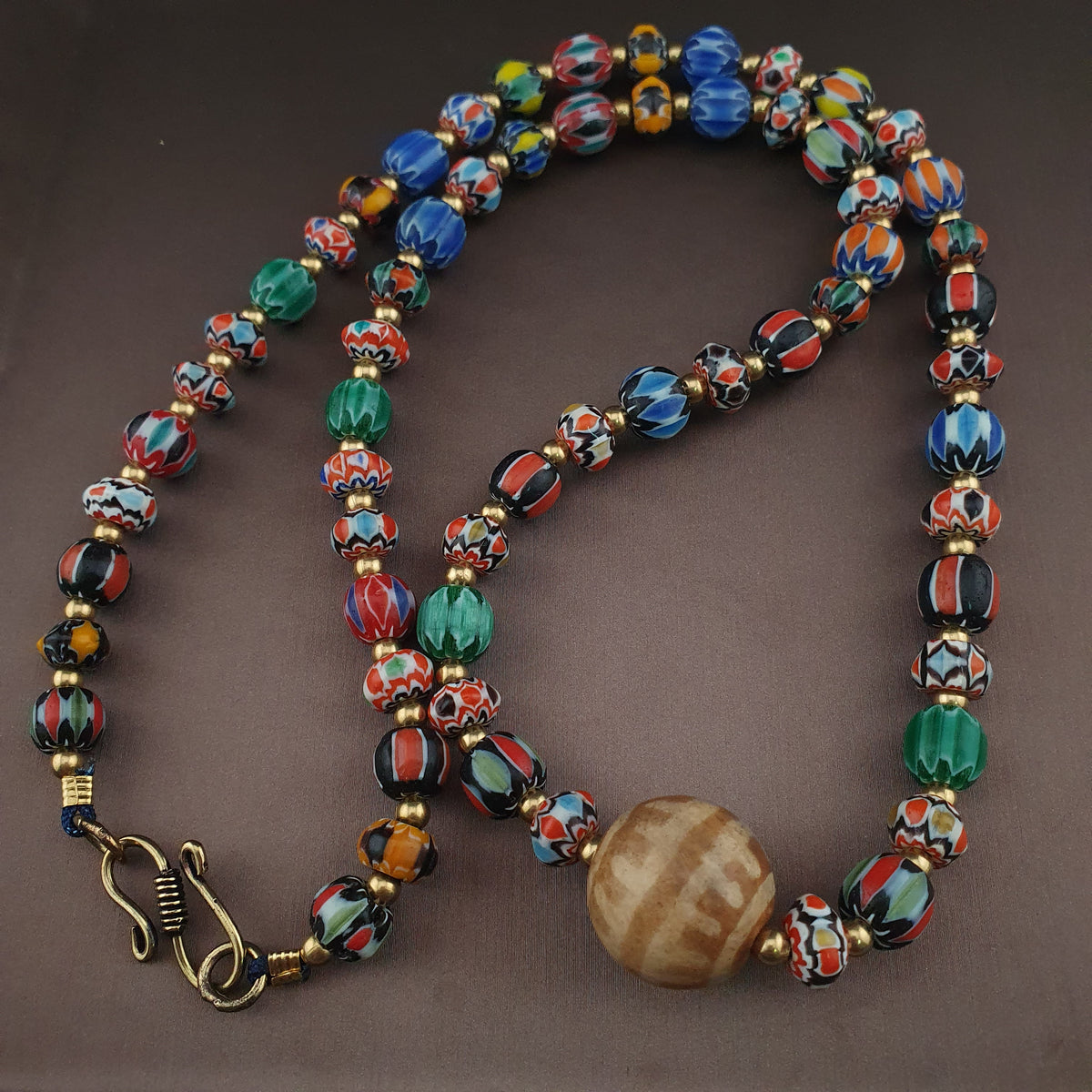 Collier pendentif Pumtek Pyu en verre Chevron multicouche style vénitien vintage