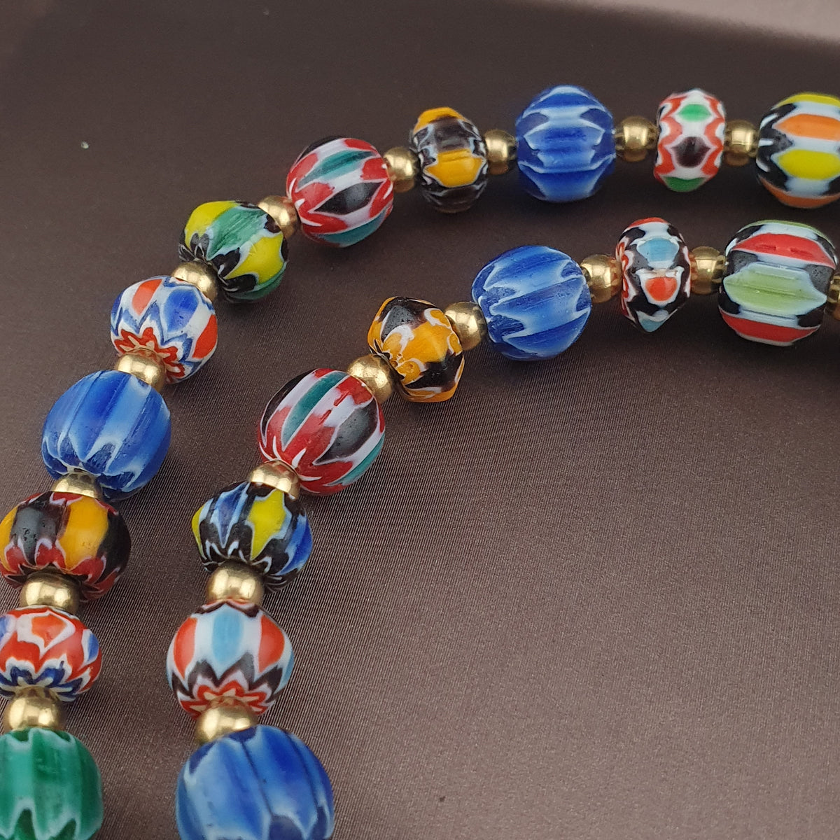 Collier pendentif Pumtek Pyu en verre Chevron multicouche style vénitien vintage