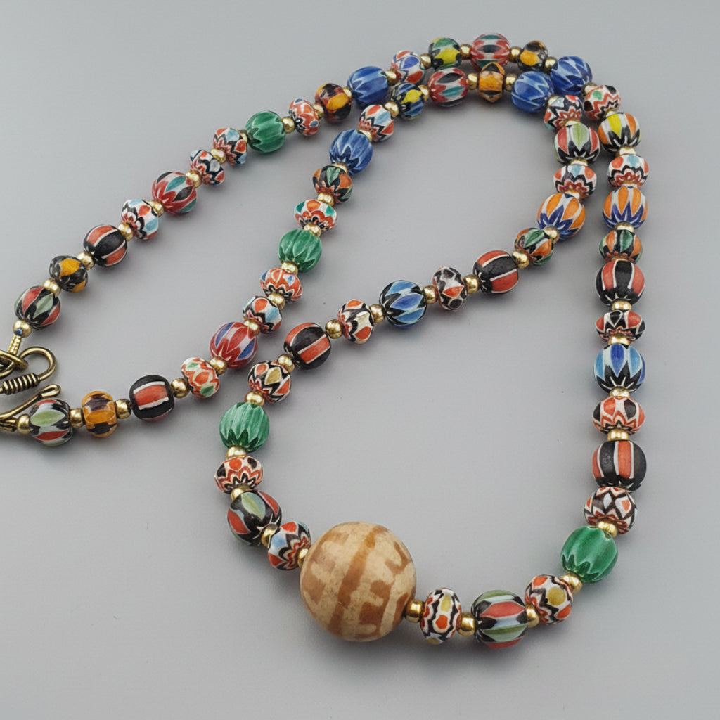 Collier pendentif Pumtek Pyu en verre Chevron multicouche style vénitien vintage