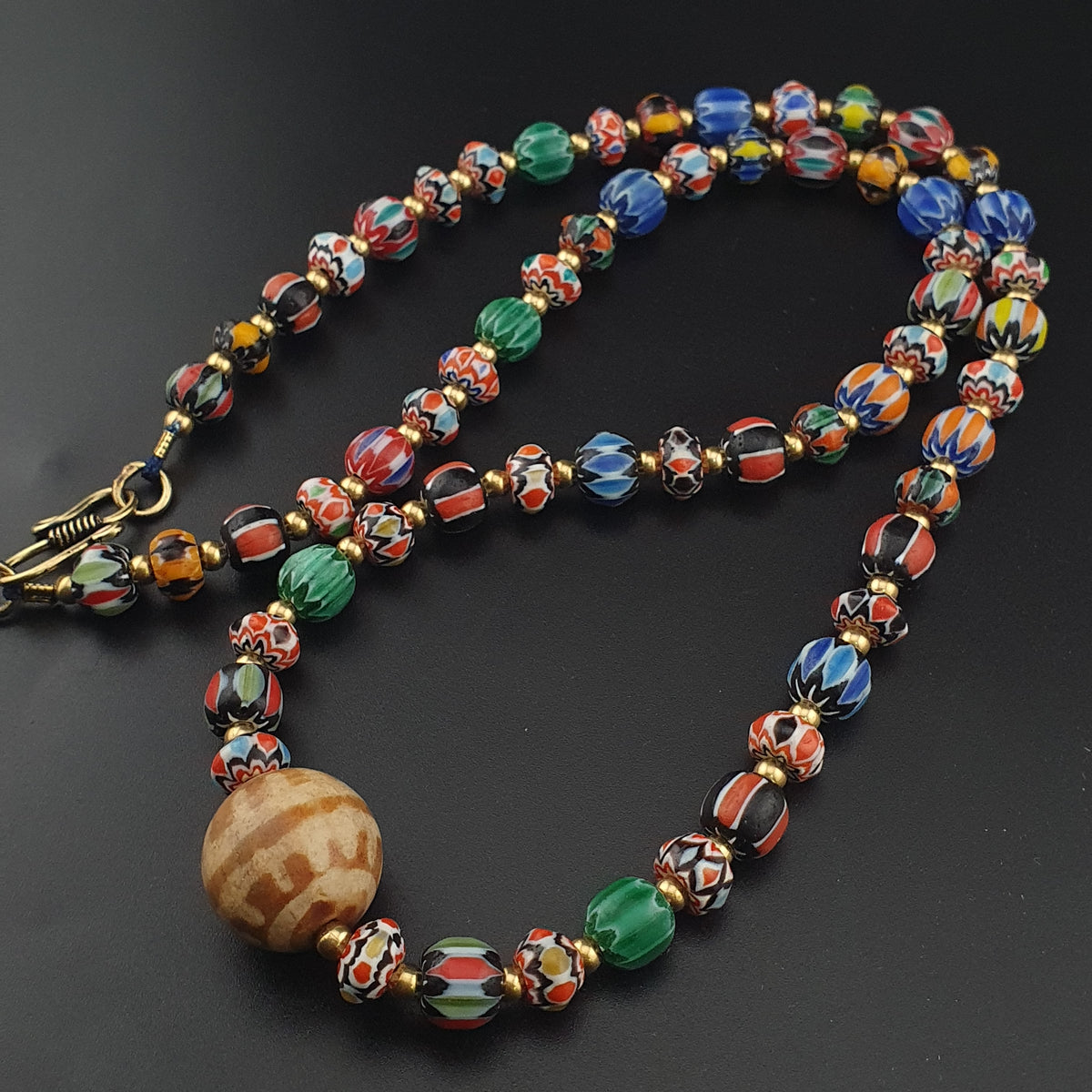 Collier pendentif Pumtek Pyu en verre Chevron multicouche style vénitien vintage