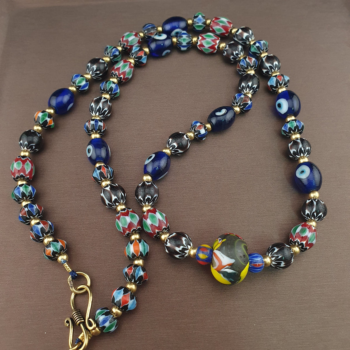 Collier de perles pendentifs en verre vénitien style chevron et millefiori vintage