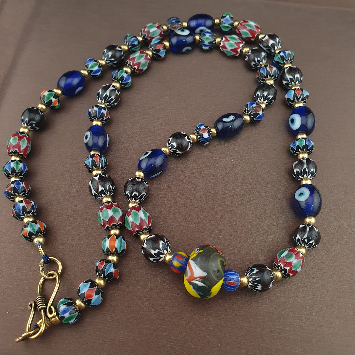 Collier de perles pendentifs en verre vénitien style chevron et millefiori vintage