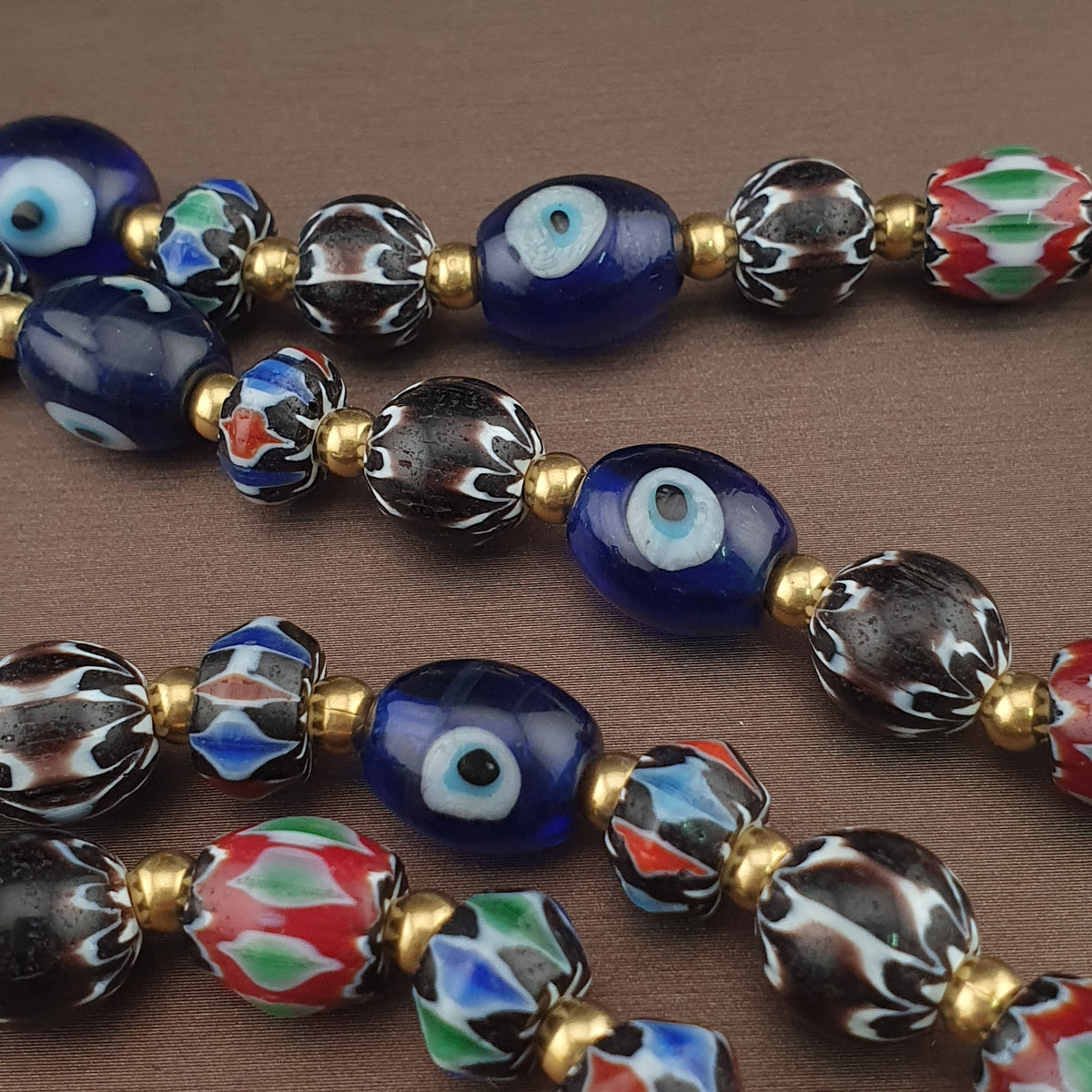Collier de perles pendentifs en verre vénitien style chevron et millefiori vintage