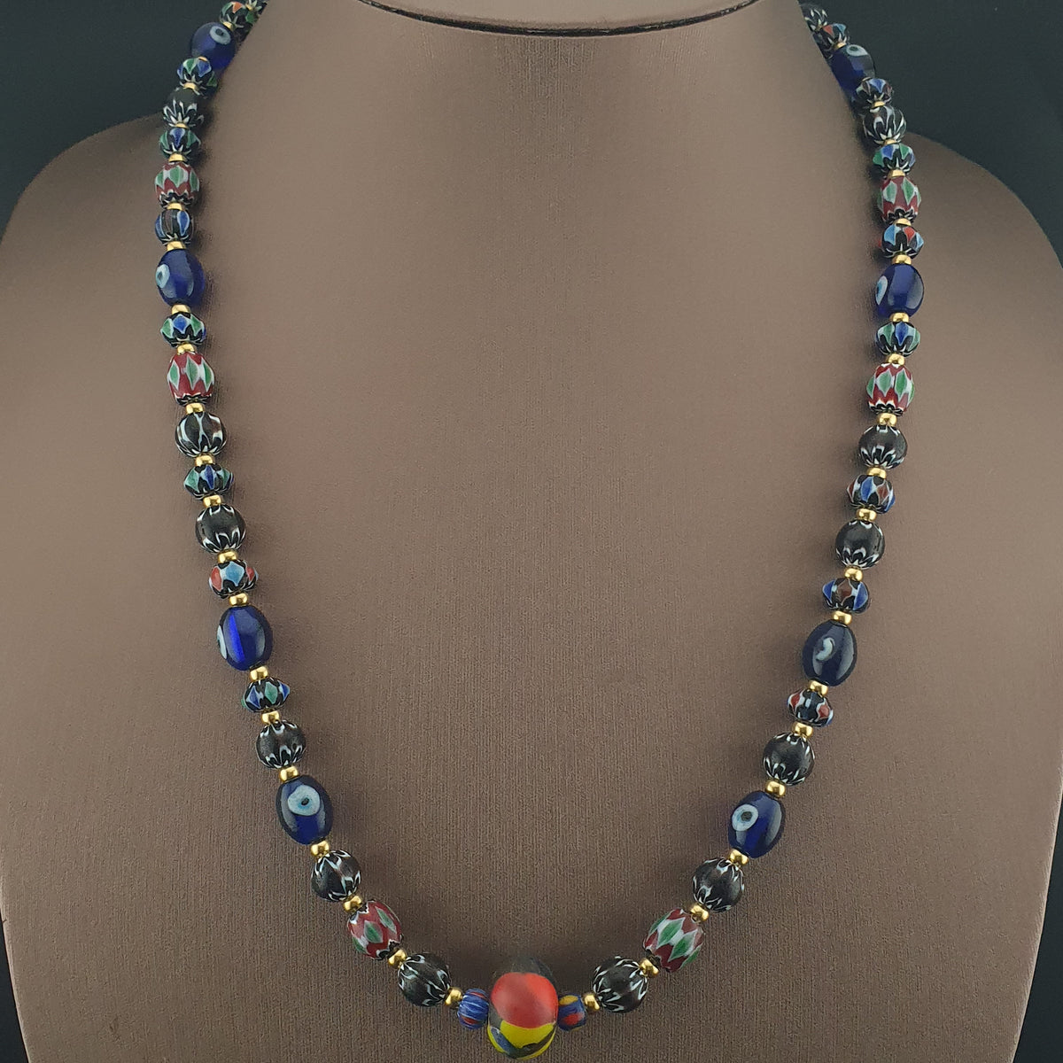 Collier de perles pendentifs en verre vénitien style chevron et millefiori vintage