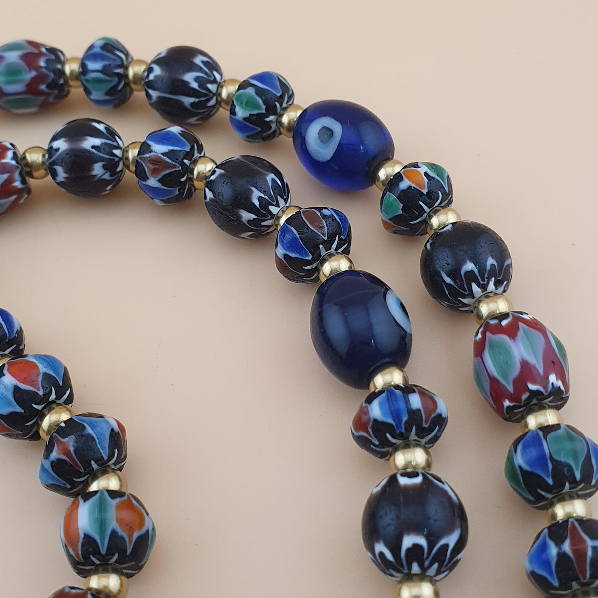 Collier de perles pendentifs en verre vénitien style chevron et millefiori vintage