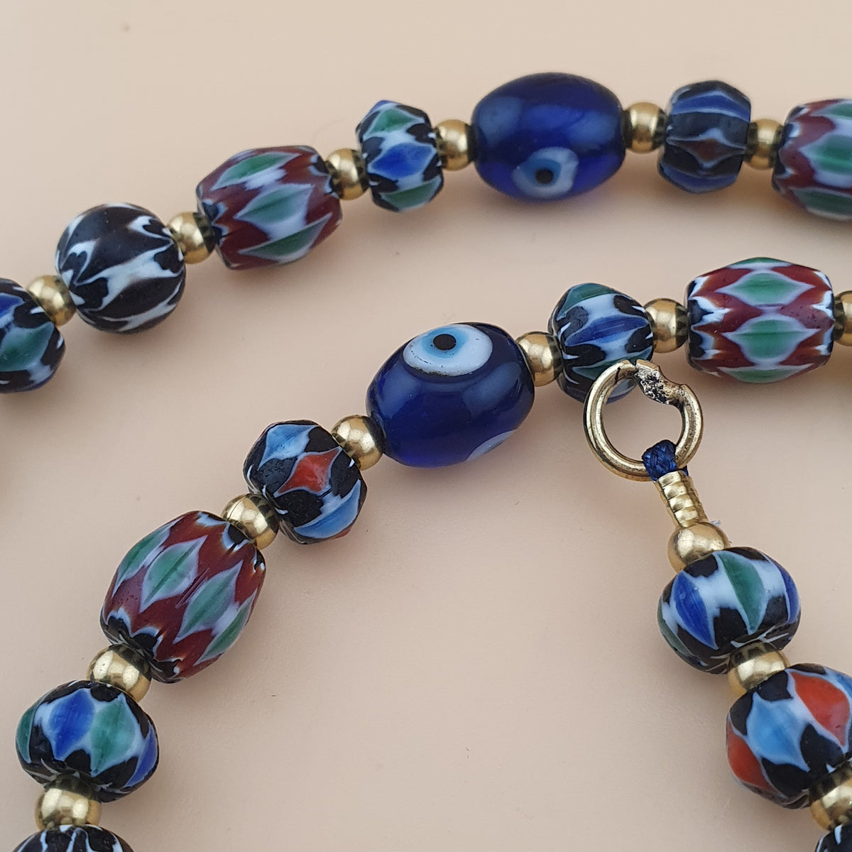 Collier de perles pendentifs en verre vénitien style chevron et millefiori vintage