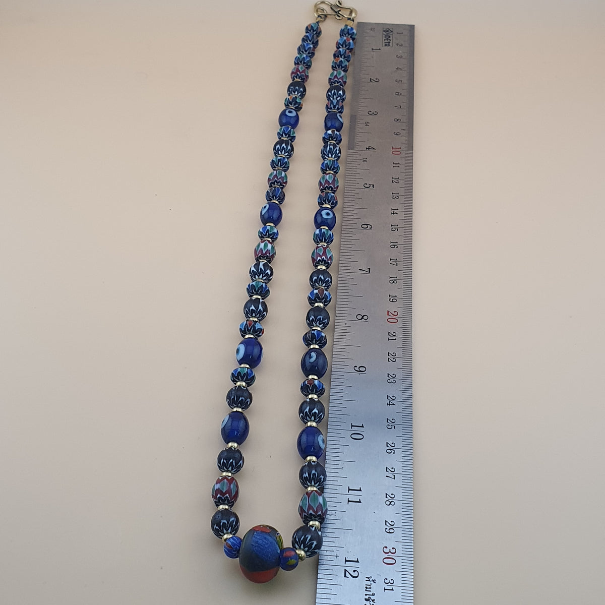 Collier de perles pendentifs en verre vénitien style chevron et millefiori vintage