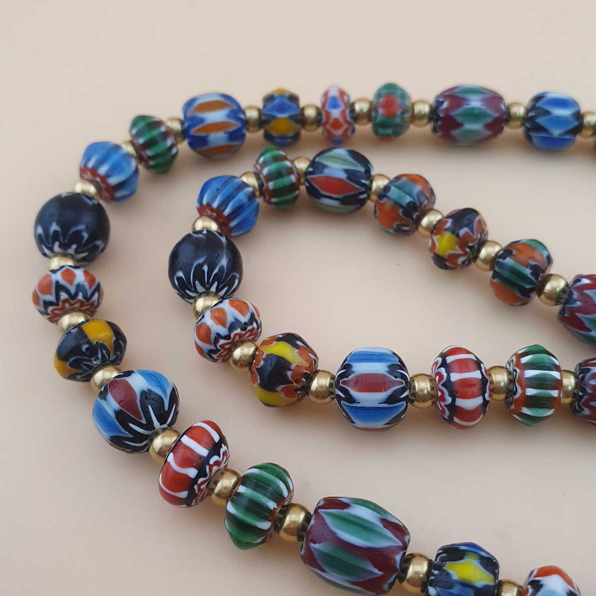 Collier vintage vénitien multicouche à chevrons et perles de verre faites à la main